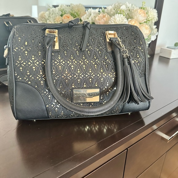 Marc New York Leather Bowling Handbag Crossbody with Strap included - Picture 3 of 6